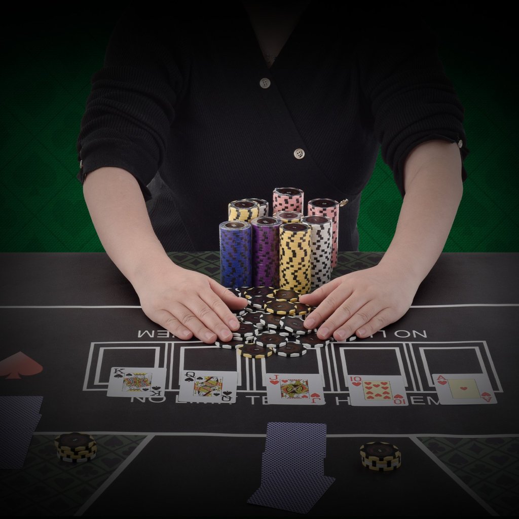 21055-4_us-pkcmtzclay50h2ls7v0-original-img-v1-poker-chip-set-m100-1-12