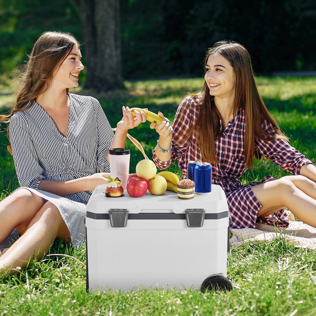 MAIN_36264-7_prenosny-chladici-box-na-koleckach-45-qt--objem-64-plechovek-s-drzakem-na-kelimky