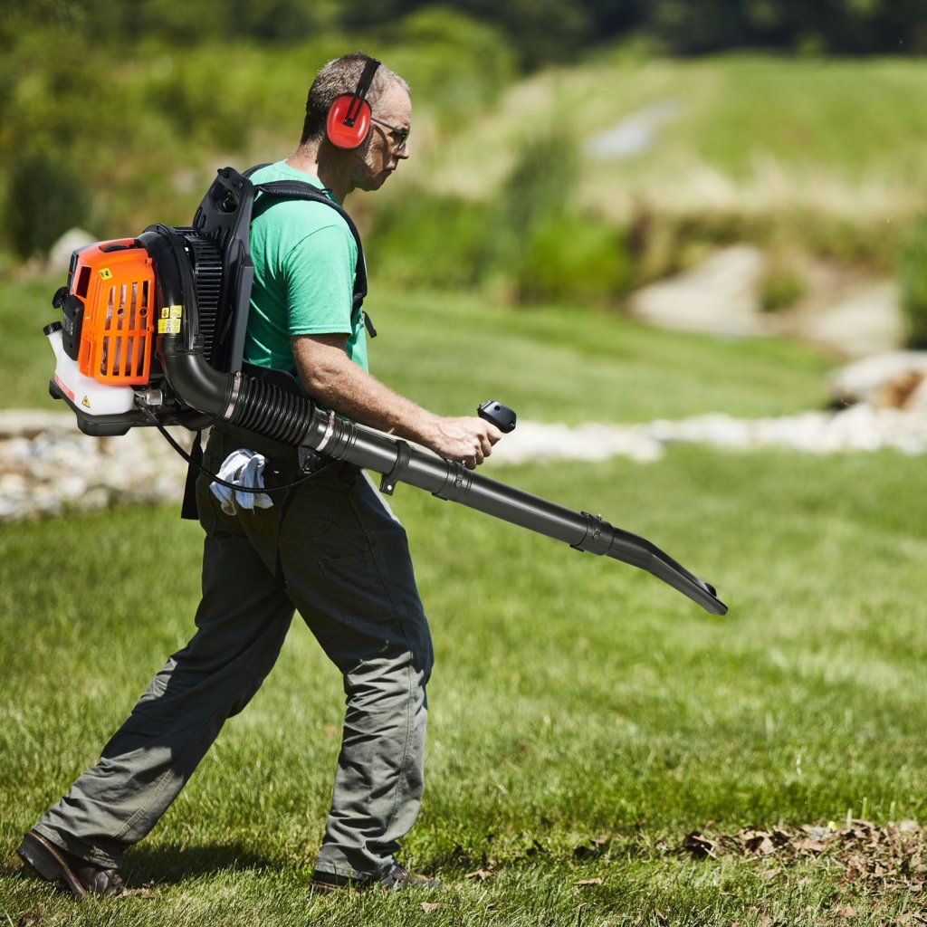 20548-4_us-b280kmh0252ccsffwv0-original-img-v1-gas-leaf-blower-m100-1-12