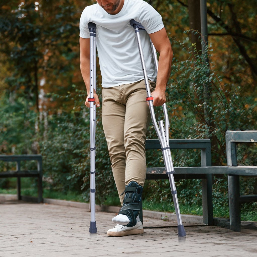 MAIN_23749-4_us-yxgzltpr1202hqf5rv0-original-img-v1-underarm-crutches-m100-1-12