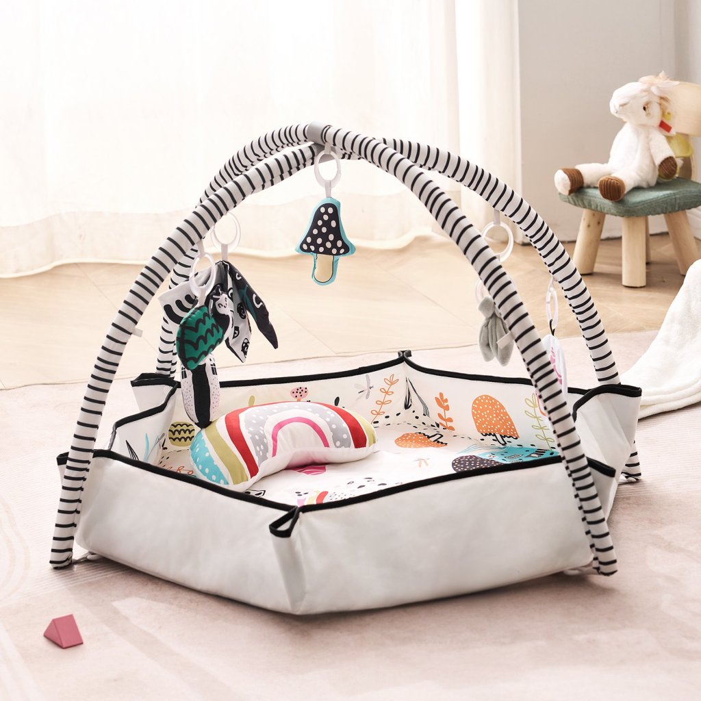 MAIN_37611-7_detska-hraci-podlozka-na-cviceni-na-brisku-s-6-senzorickymi-hrackami-106-5-x-106-5-cm
